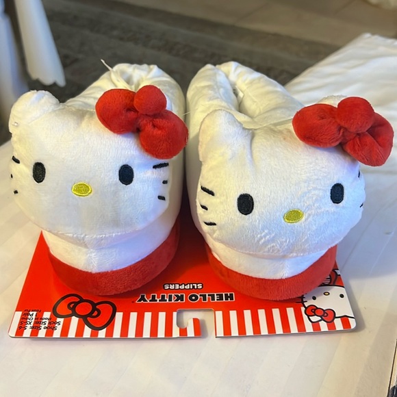 ❤️Hello Kitty Slippers❤️ - Picture 1 of 4